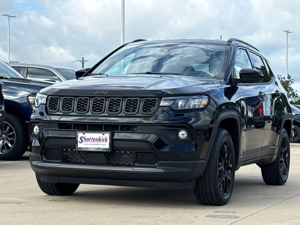New 2026 Diamond Black Crystal Pearl-Coat Exterior Paint Jeep Latitude image 3