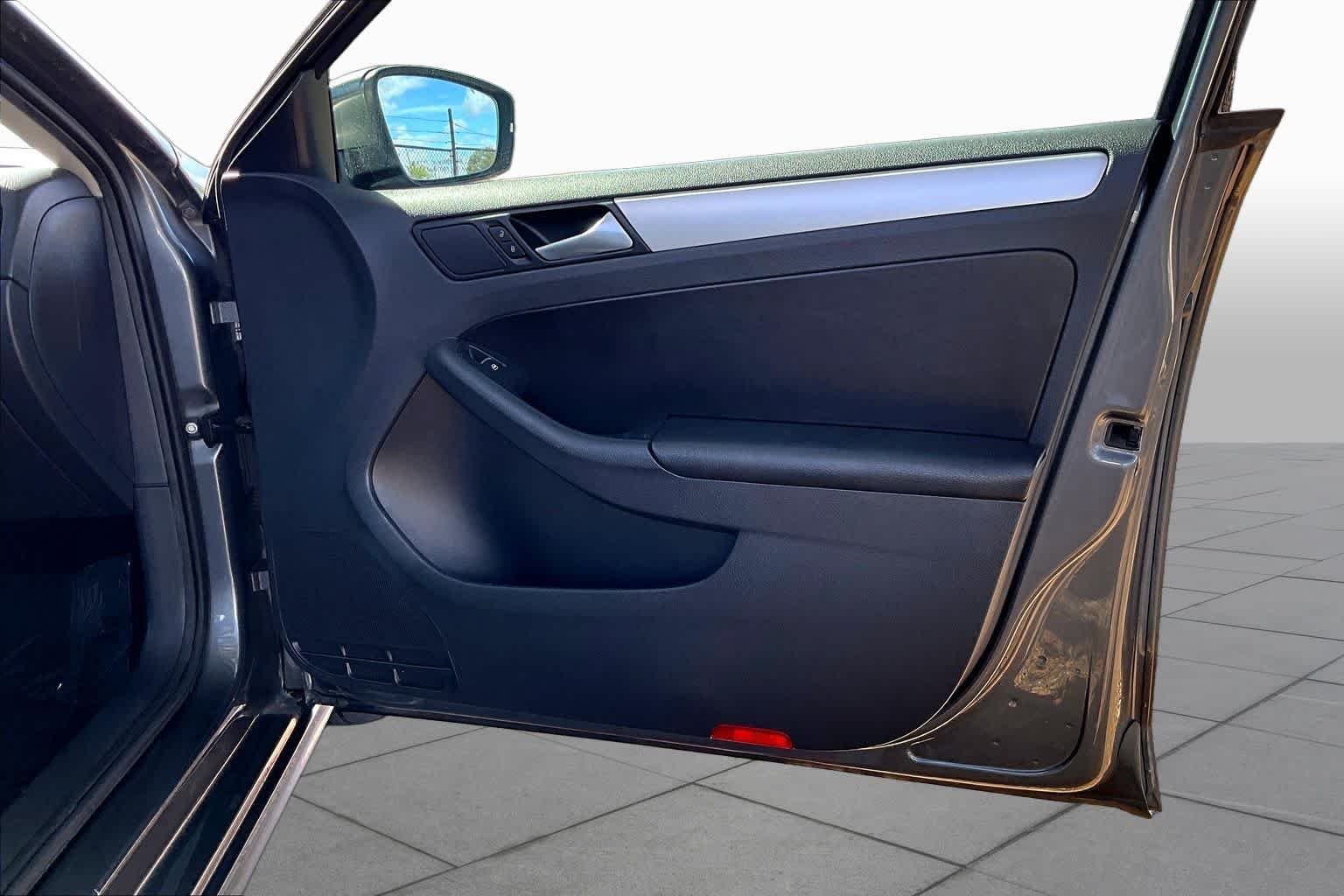 Used 2013 Platinum Gray Metallic Volkswagen SE image 23