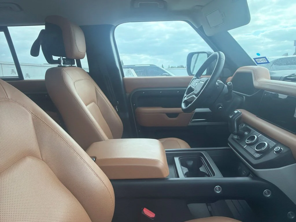 Used 2024 Green Land Rover S image 3