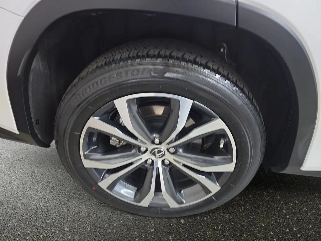 Used 2022 White Lexus 450h image 33