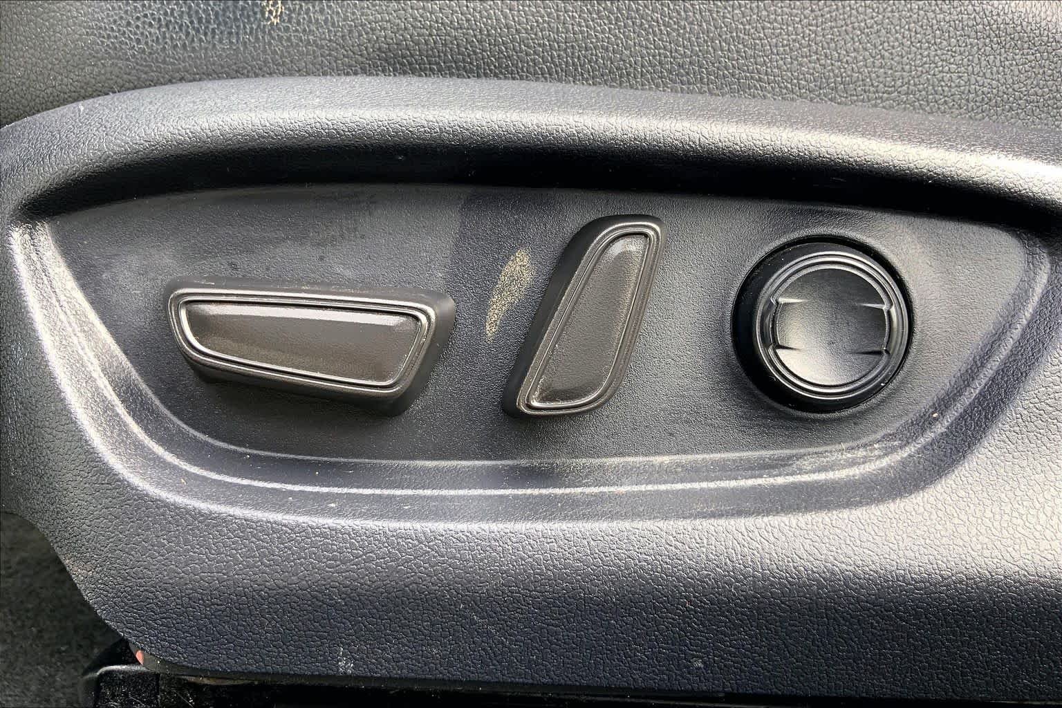 Used 2025 Wind Chill Pearl Toyota XLE image 34