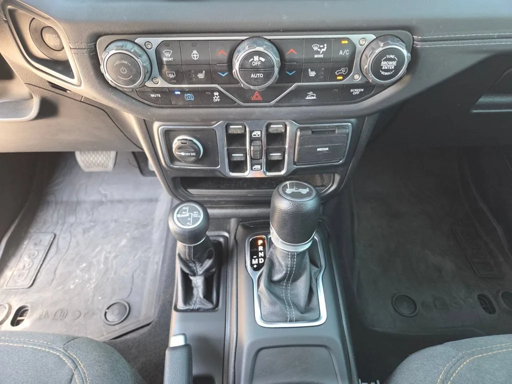 Used 2024 Anvil Clear Coat Jeep Sahara image 31