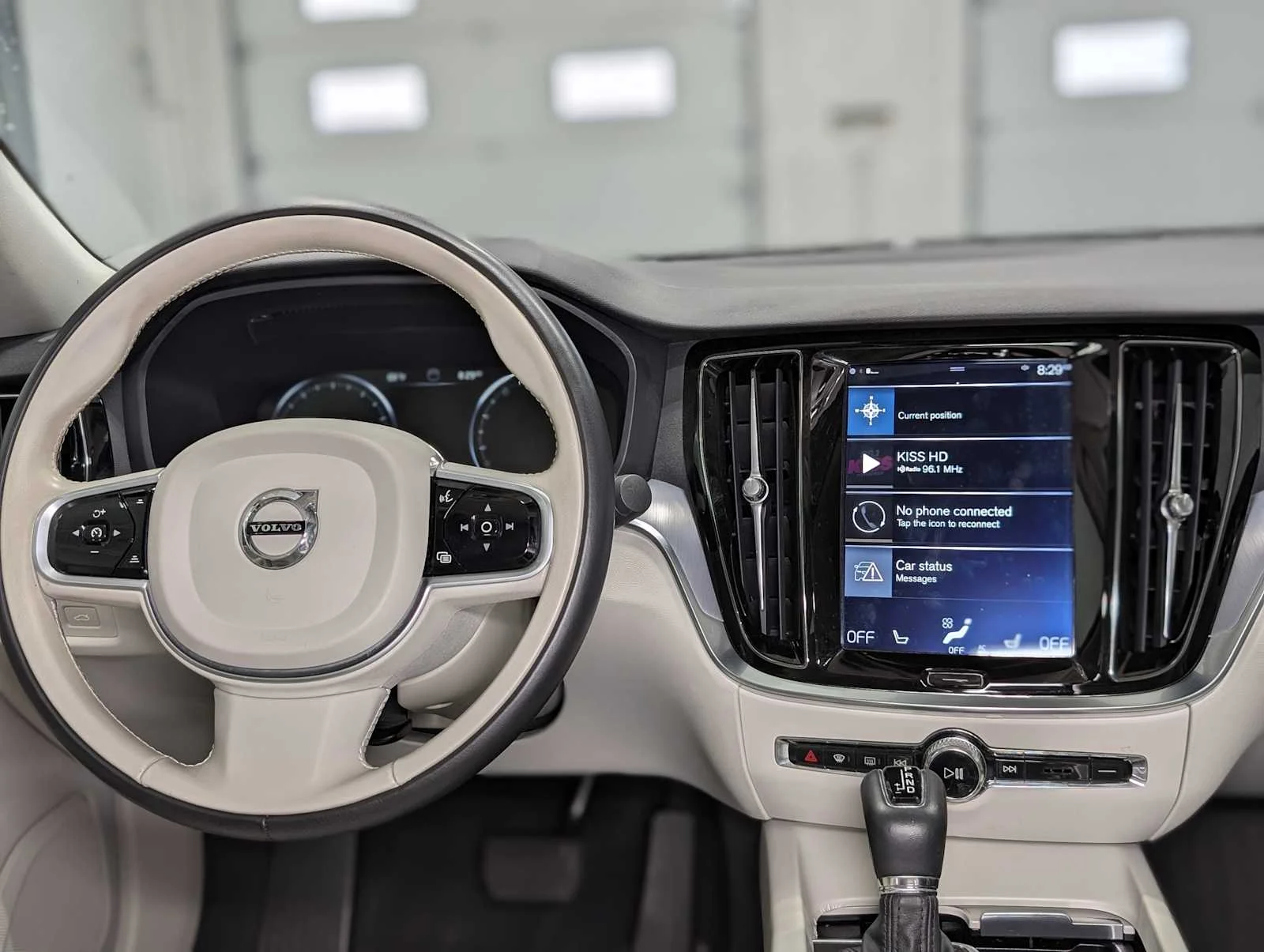 Used 2020  Volvo Momentum image 5