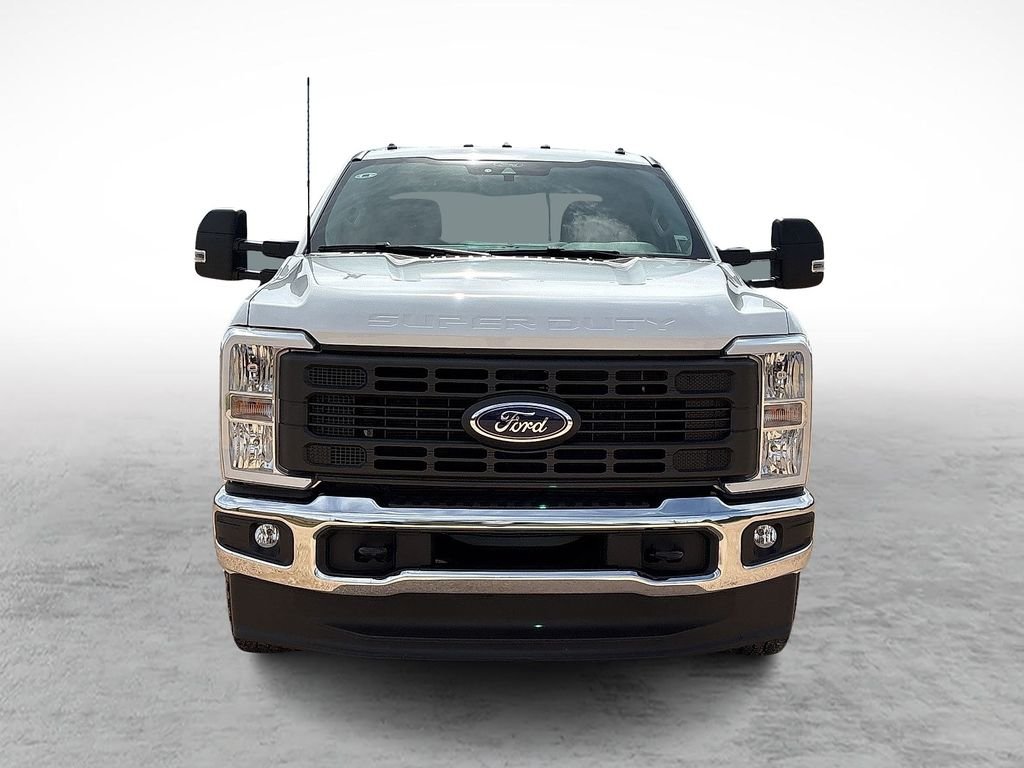 Used 2025 Oxford White Ford XLT image 3