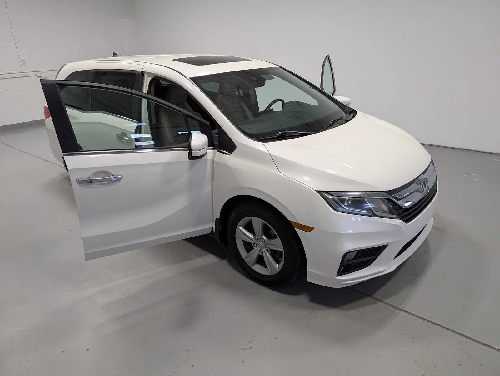 Used 2019 White Diamond Pearl Honda EX-L image 16