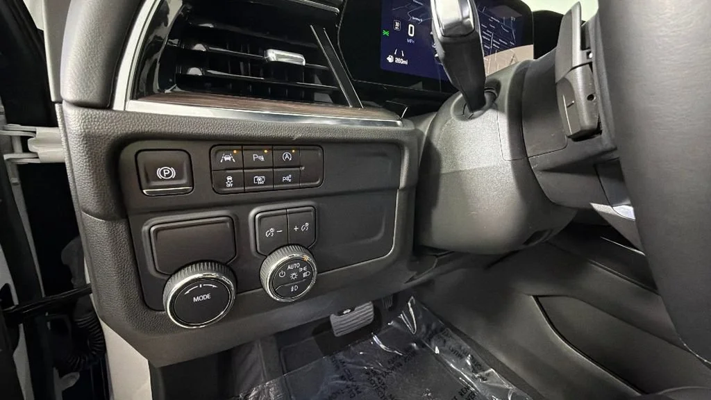 Used 2025 Summit White Chevrolet LT image 19