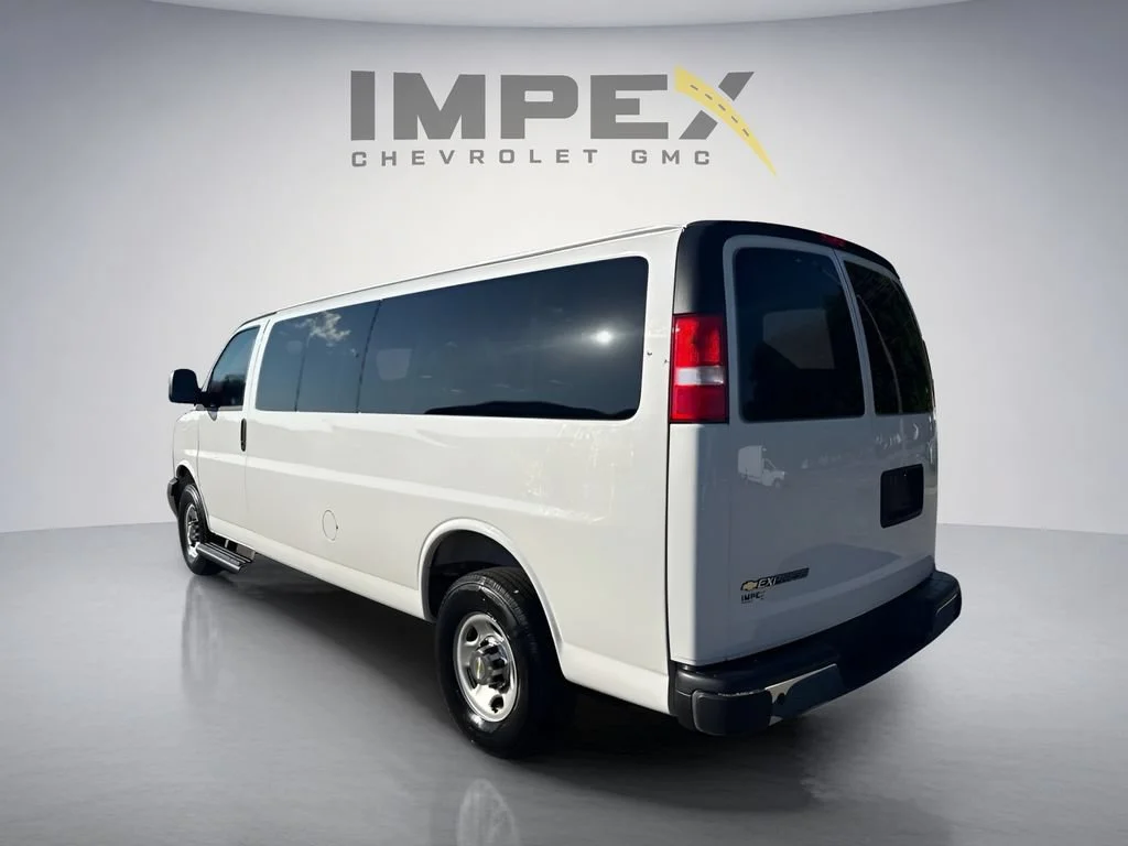 Used 2025 Summit White Chevrolet 1LT image 3