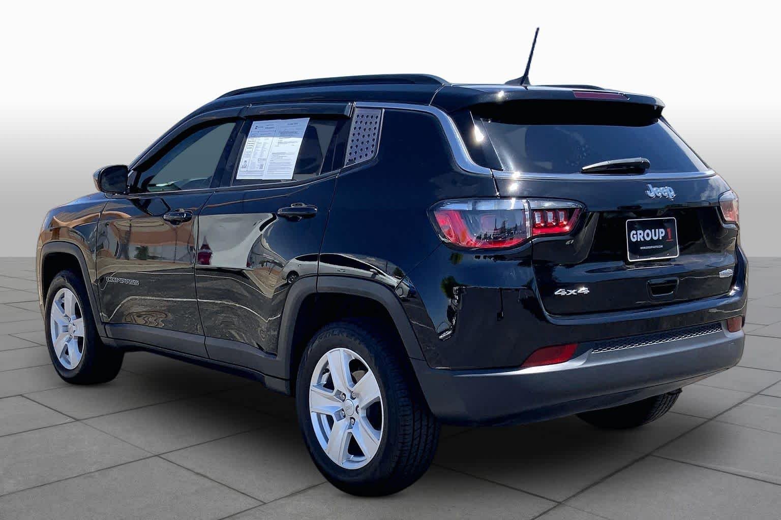 Used 2022 Diamond Black Crystal Pearlcoat Jeep Latitude image 11