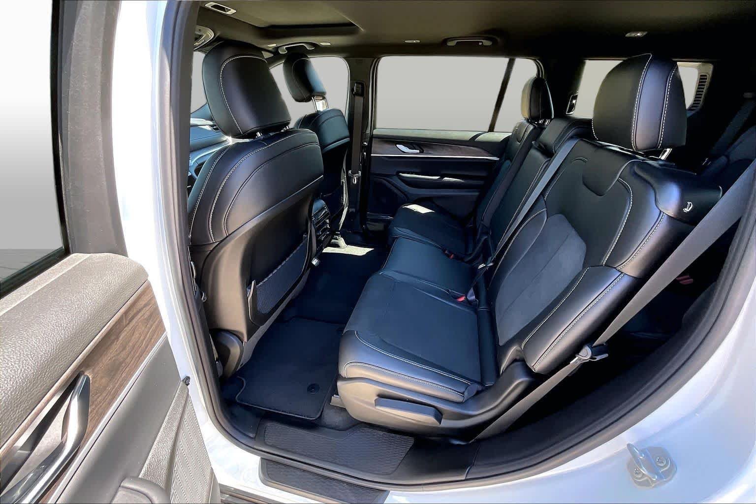 New 2027 Bright White Clear-Coat Paint Jeep Laredo Altitude image 21