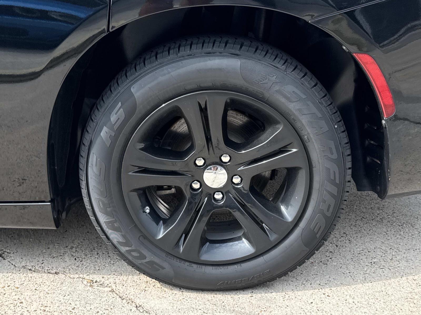 Used 2023 Pitch Black Clearcoat Dodge SXT image 4