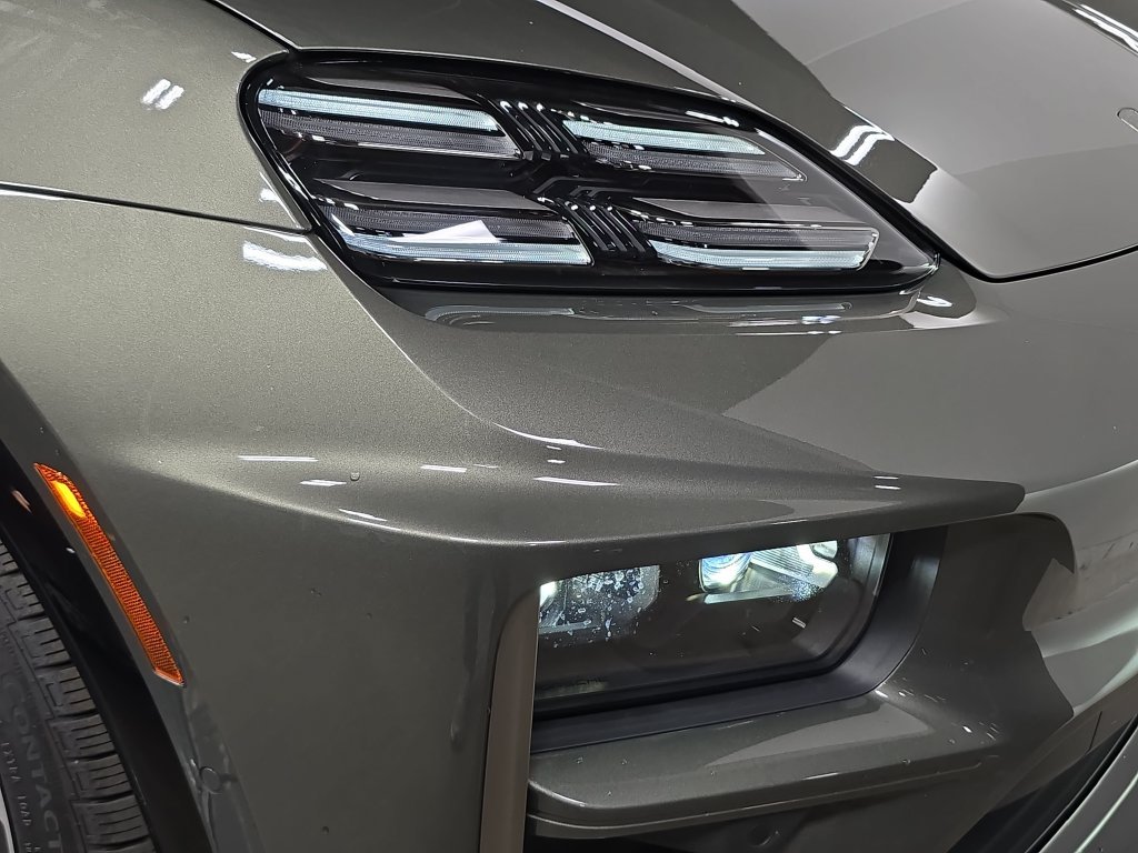 New 2026 Aventurine Green Metallic Porsche Turbo image 12