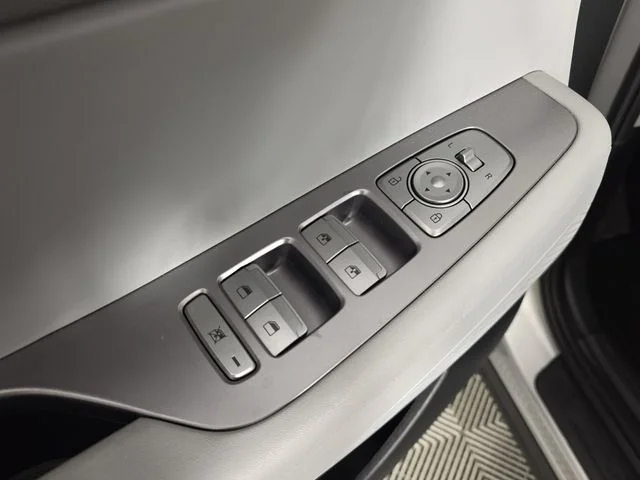 Used 2022 Silver Hyundai SE image 21