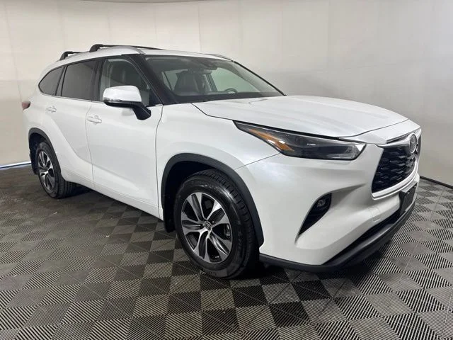 Used 2022 Pearl Toyota XLE image 1