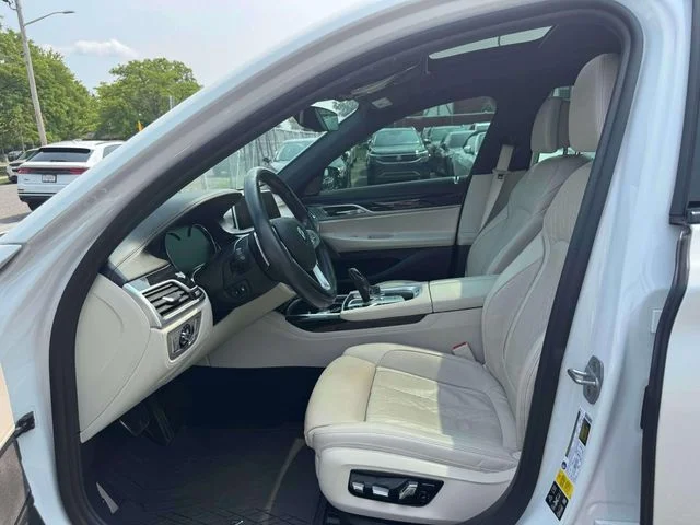 Used 2019 White BMW 750i xDrive image 22