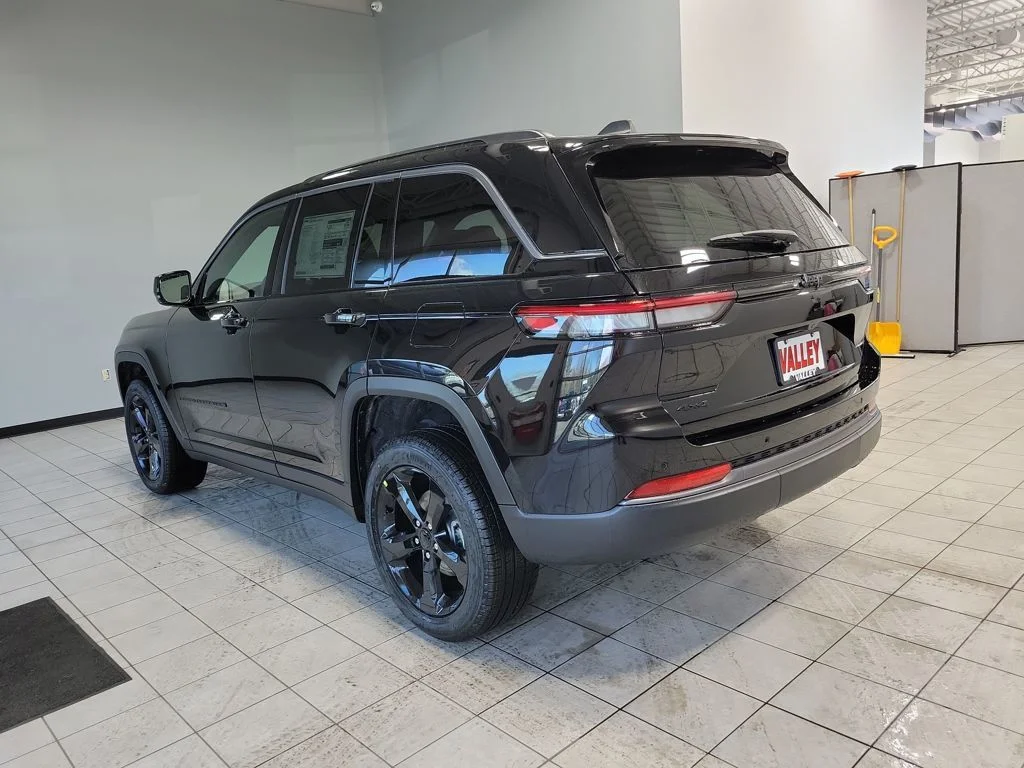 New 2026 Diamond Black Crystal Pearl-Coat Exterior Paint Jeep Limited image 7