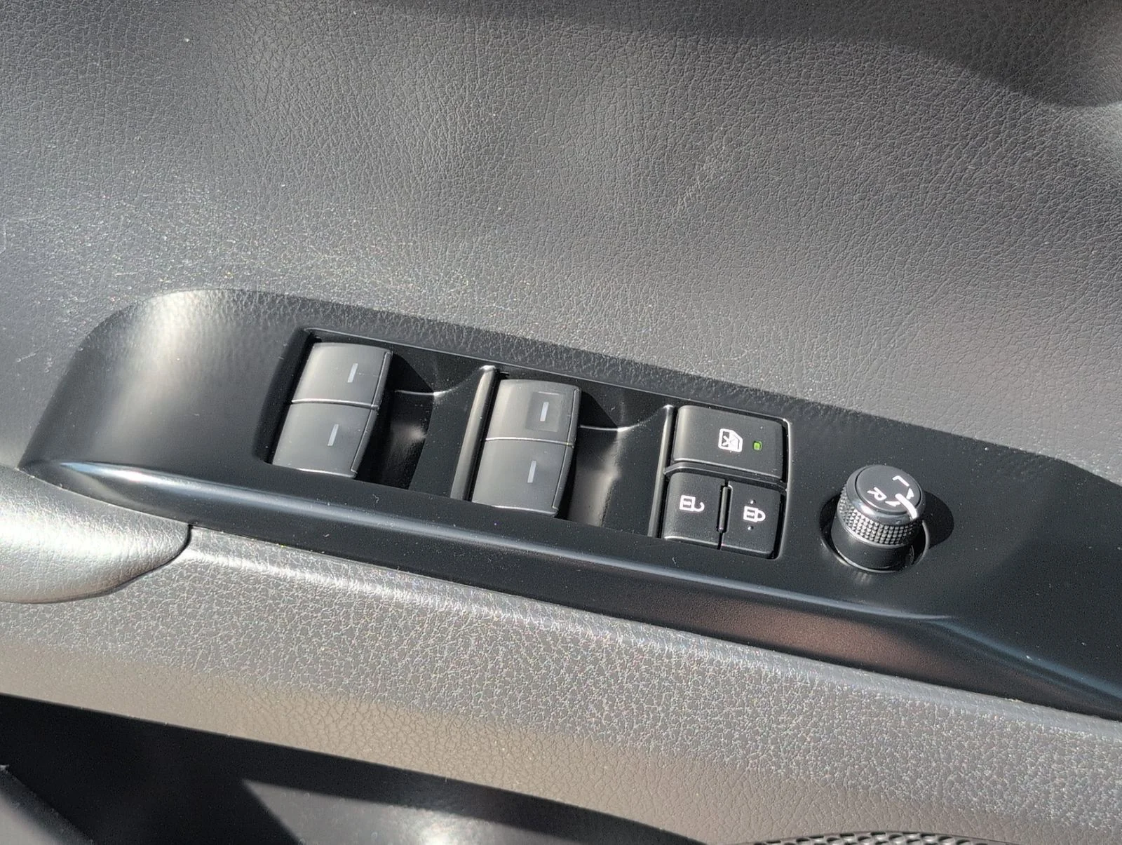 Used 2025  Toyota LE image 16