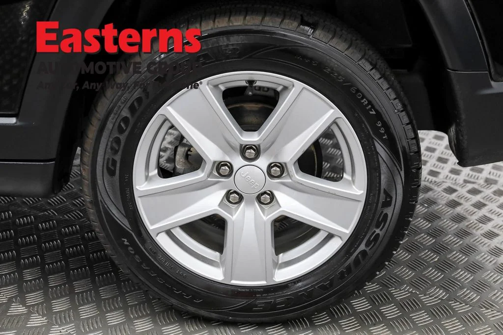 Used 2022 Black Jeep Latitude image 32
