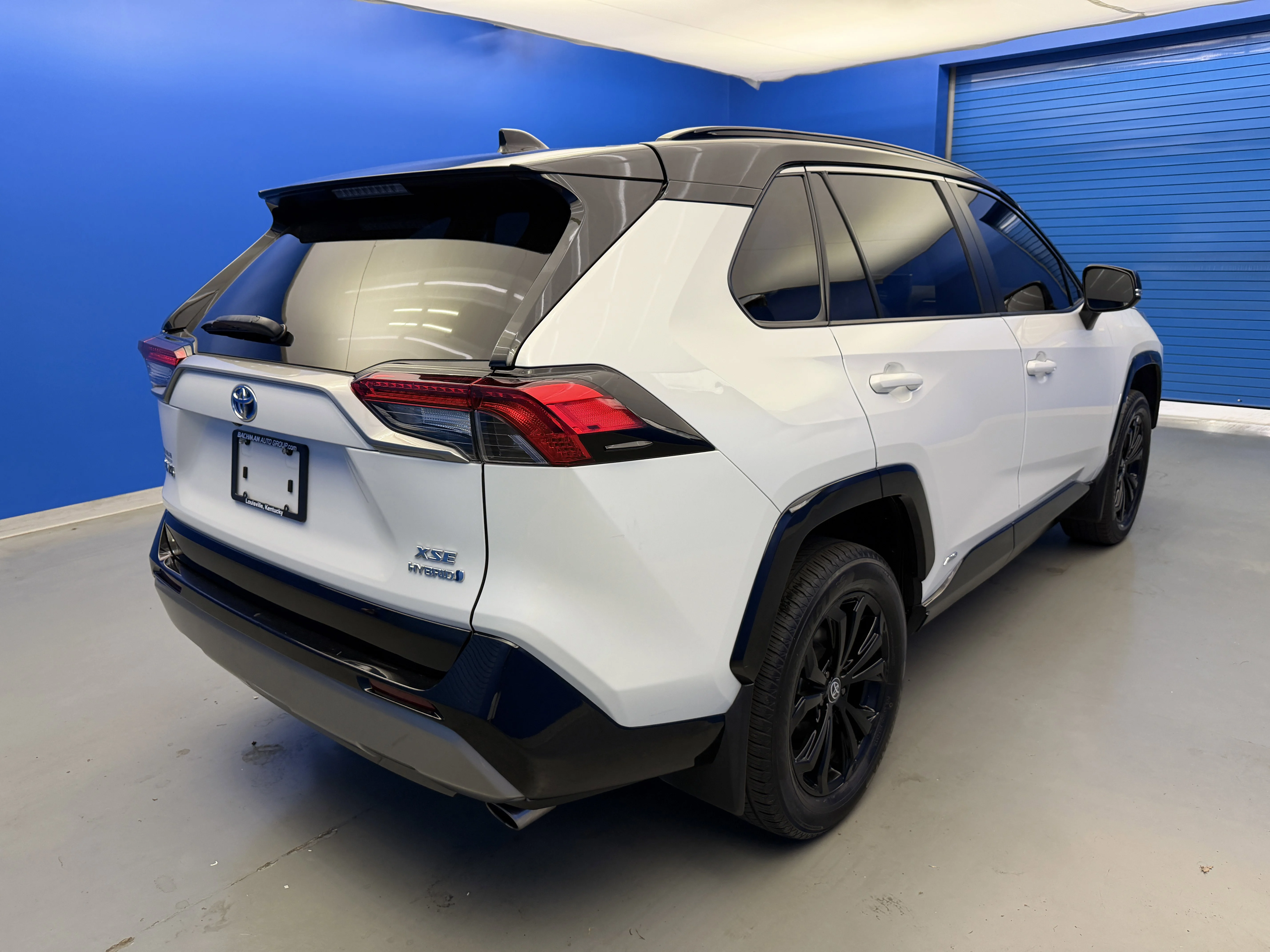 Used 2022 Blizzard Pearl/Midnight Black Metallic Toyota Hybrid XSE image 7