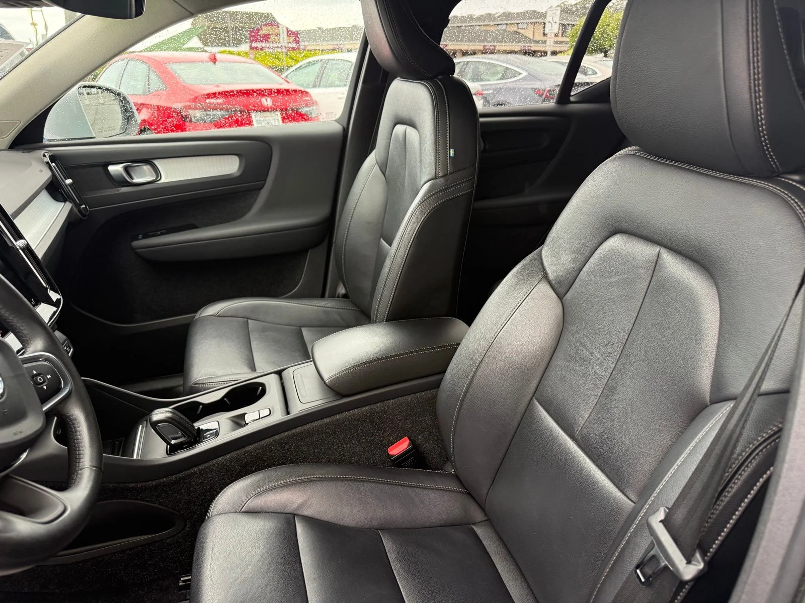 Used 2021  Volvo Momentum image 12