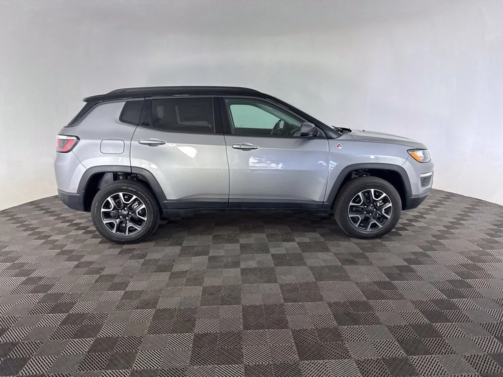 Used 2019 Silver Jeep Trailhawk image 4