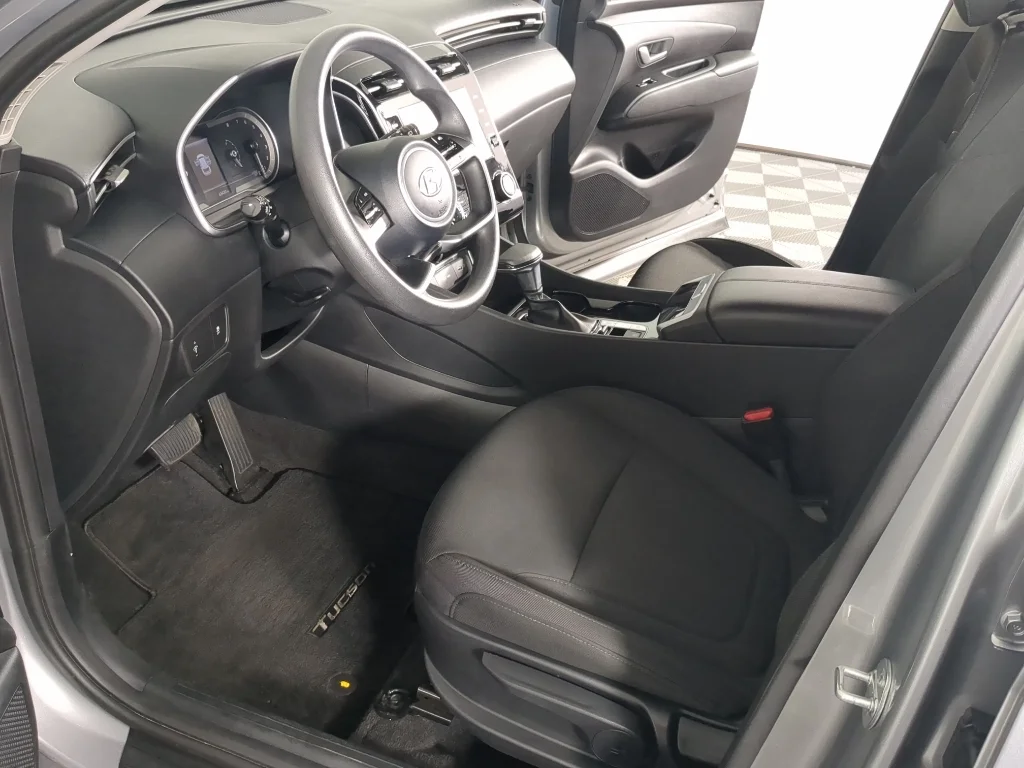 Used 2023 Silver Hyundai SE image 11