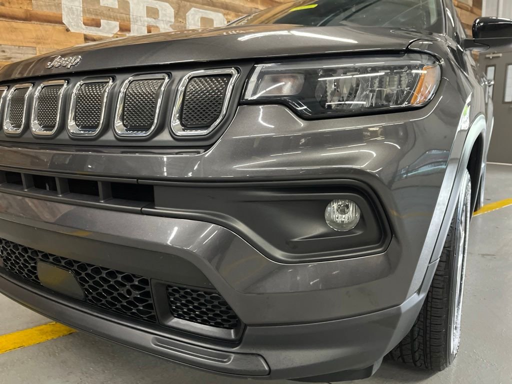 Used 2022 Crystal Metallic Jeep Latitude image 8