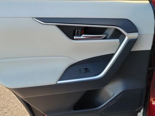 Used 2020 Red Toyota XLE image 10