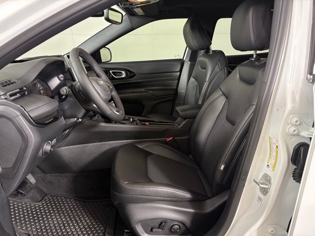 New 2026 Bright White Clear-Coat Exterior Paint Jeep Latitude image 17