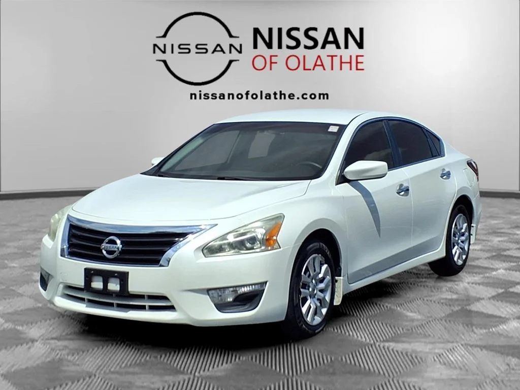 Used 2014 White Nissan 2.5 S image 1