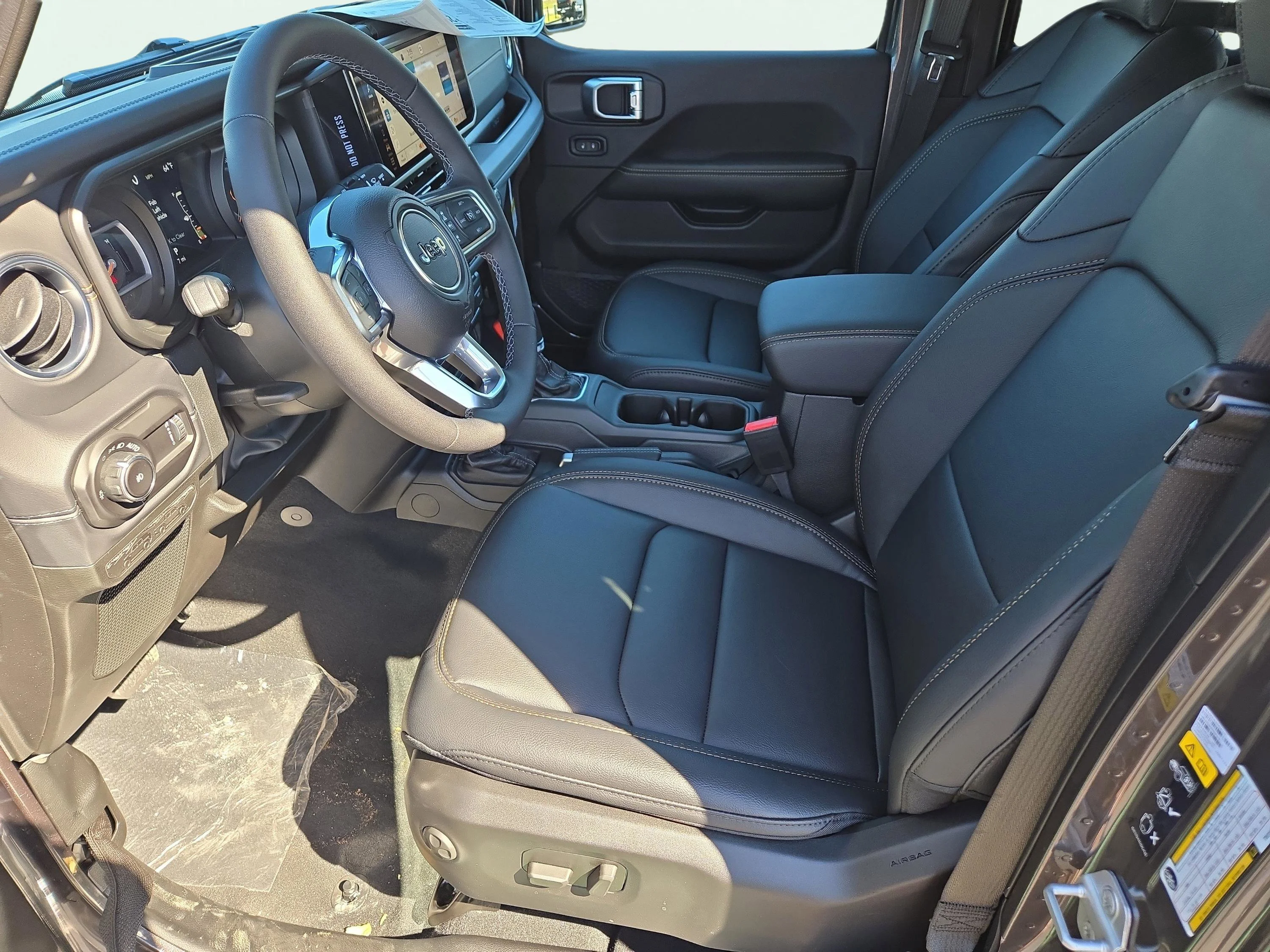 New 2026 Granite Crystal Metallic Clearcoat Jeep Sahara image 15