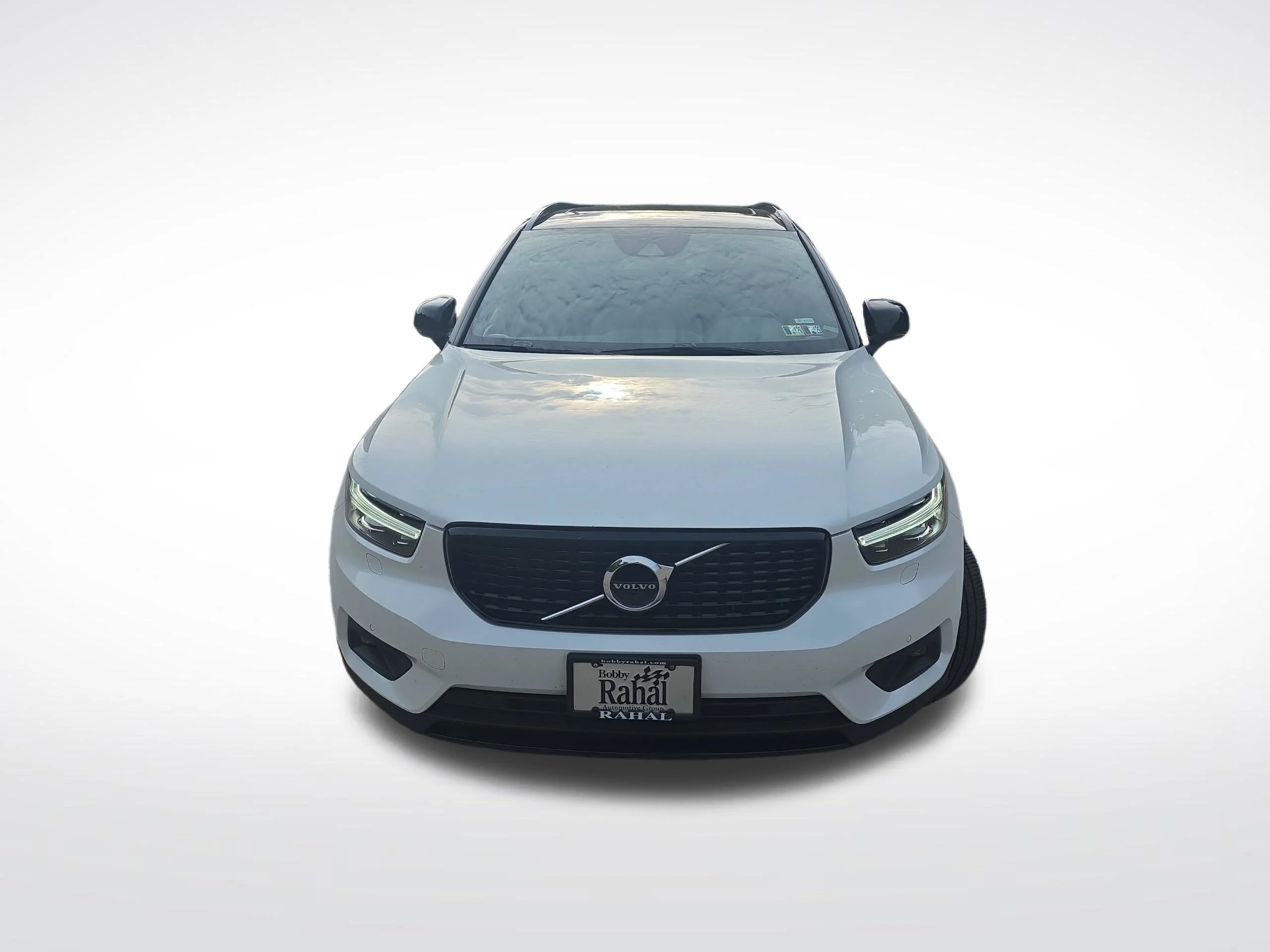 Used 2022 White Volvo R-Design image 1
