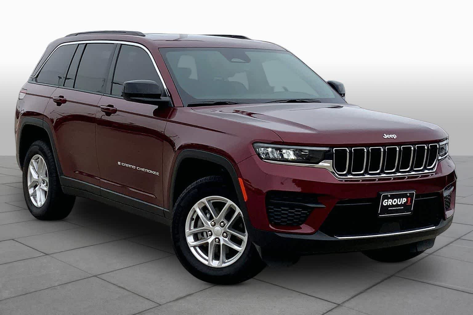 Used 2025 Velvet Red Pearlcoat Jeep Laredo image 3