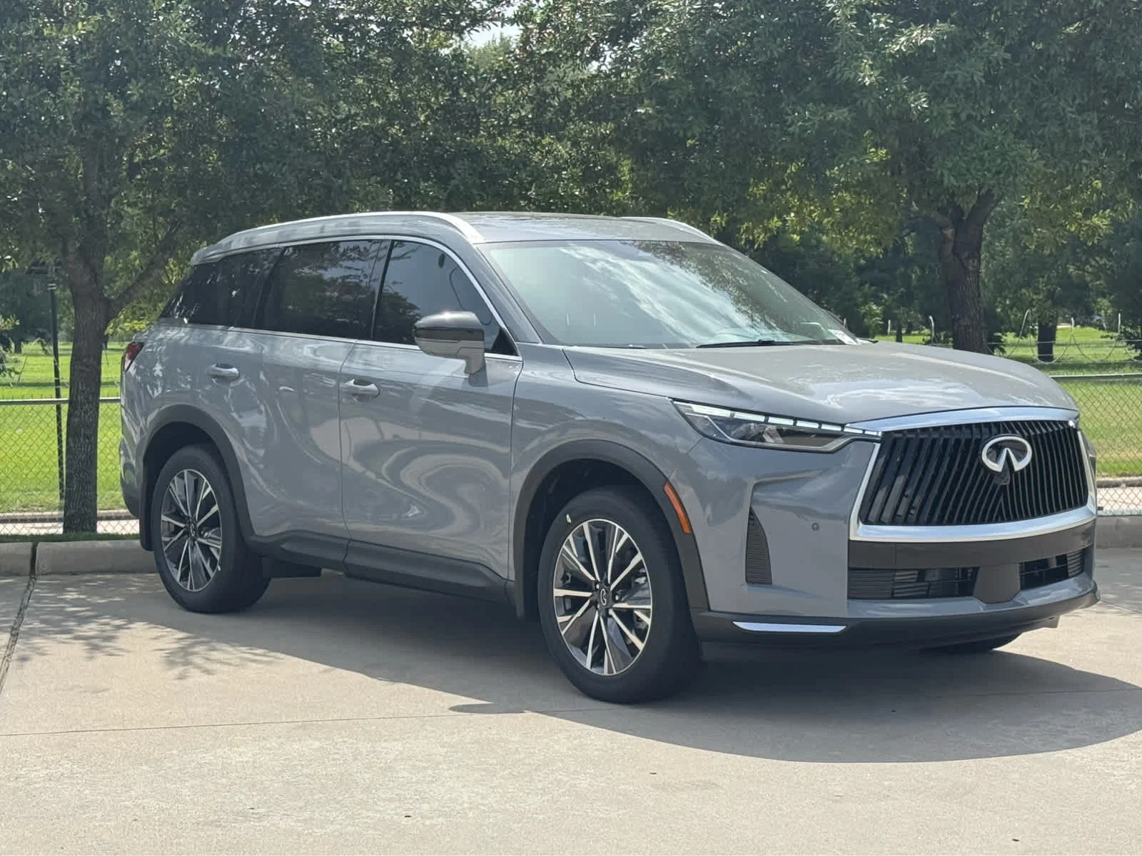 New 2027 HARBOR GRAY INFINITI Luxe FWD image 2