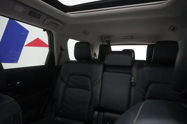 Used 2022 BLACK Nissan Platinum image 21