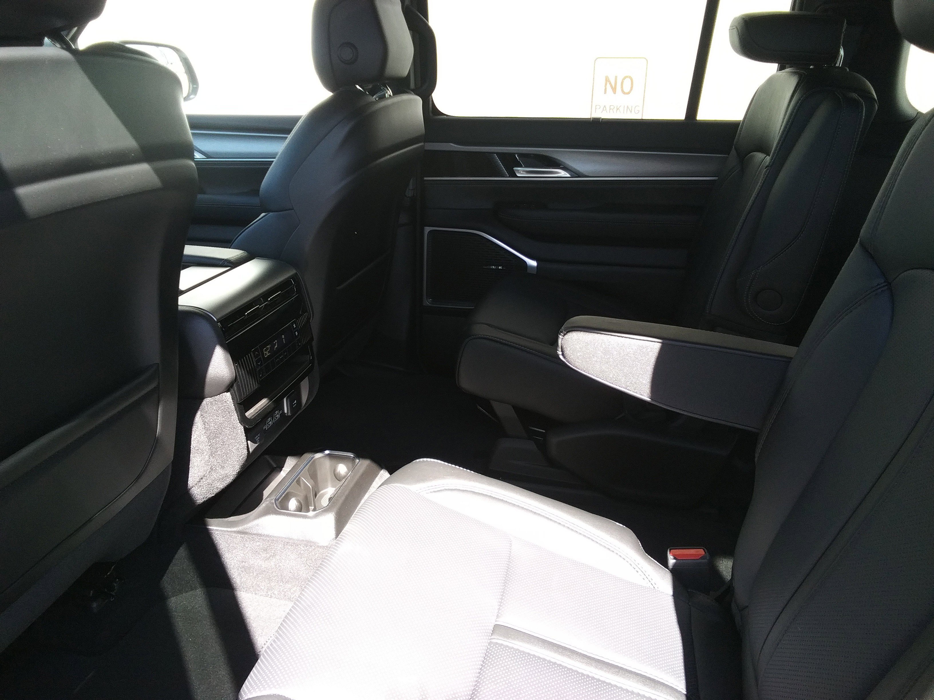 2025 Jeep Wagoneer Series II photo 3