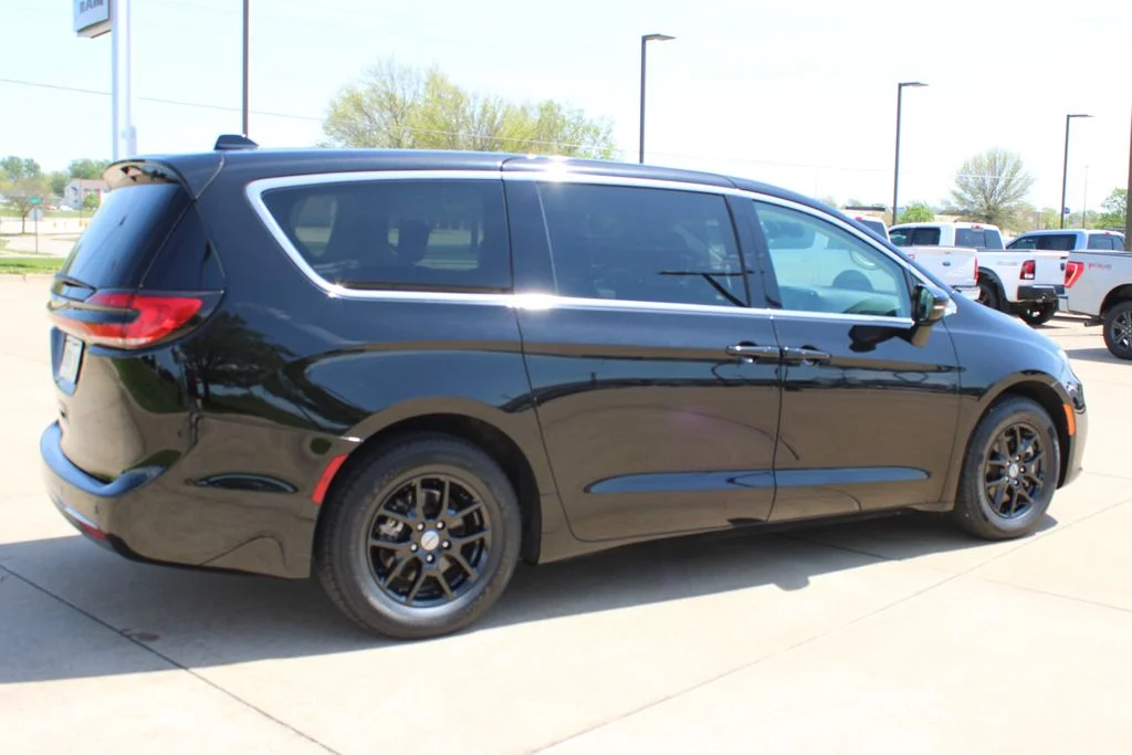 Used 2024 Black Chrysler Touring L image 5