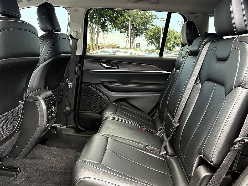 Used 2023 Diamond Black Crystal Pearlcoat Jeep Limited image 10