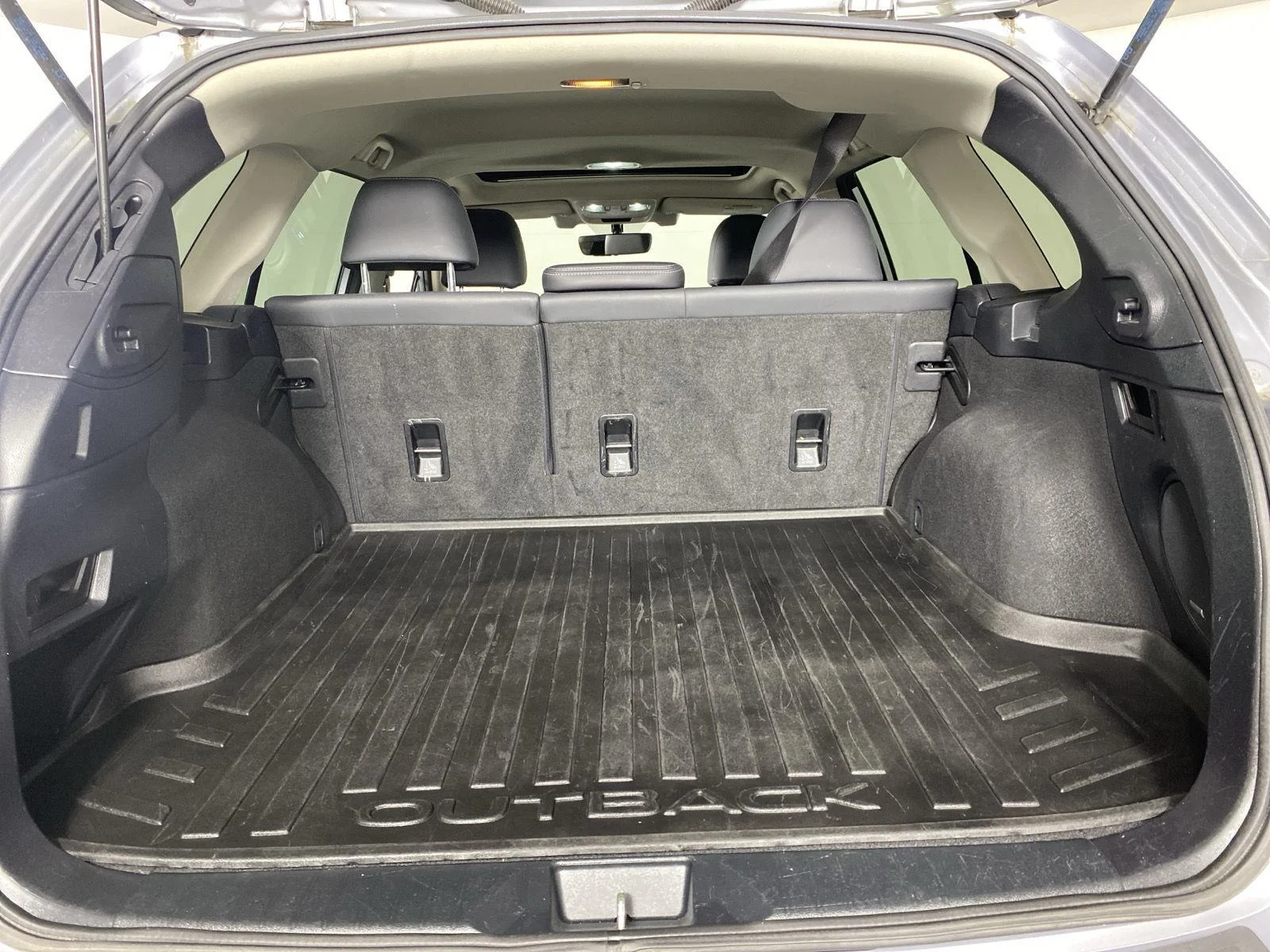 Used 2018 Ice Silver Metallic Subaru Limited image 29