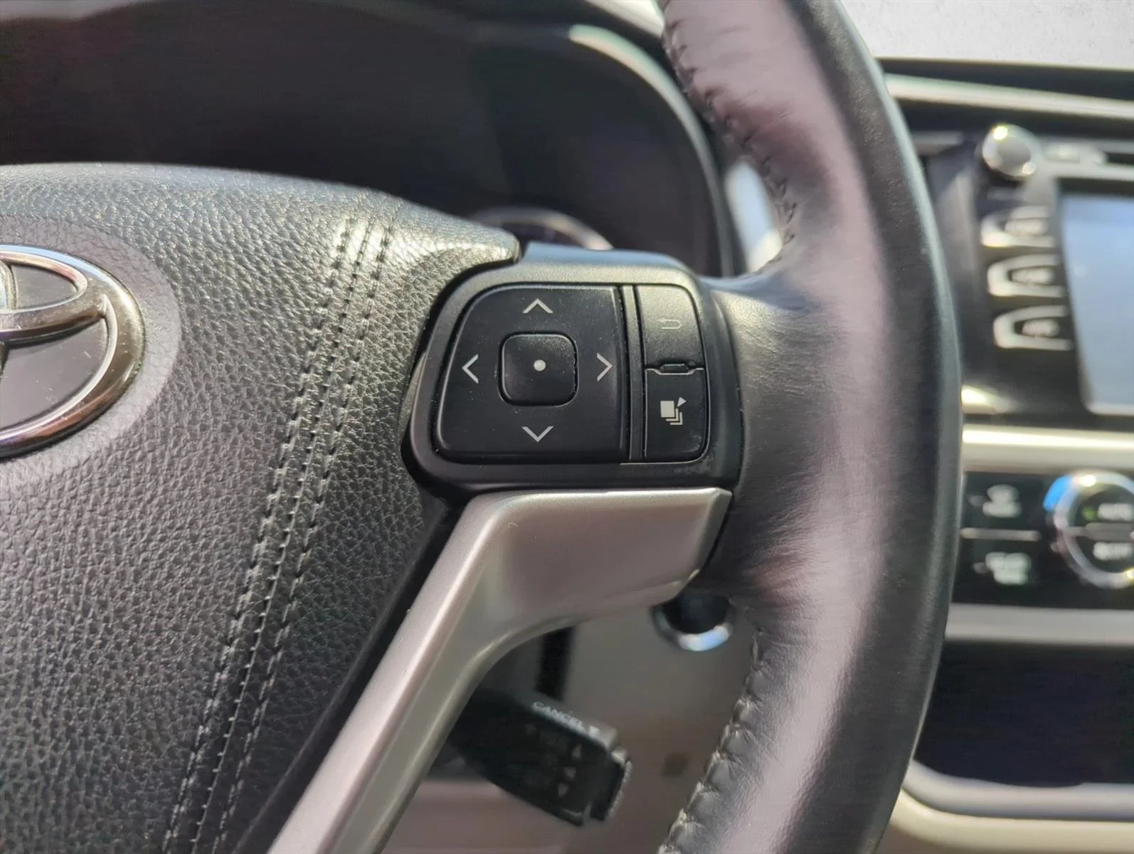 Used 2015 Predawn Gray Mica Toyota XLE image 20