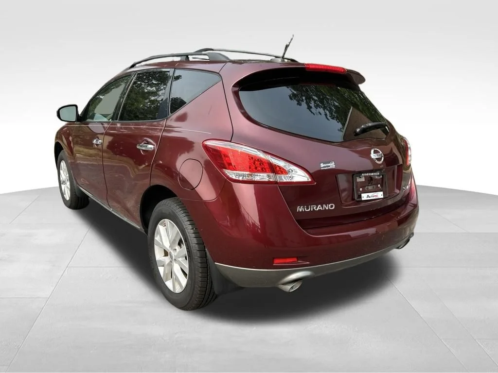 Used 2011 Red Nissan SL image 3
