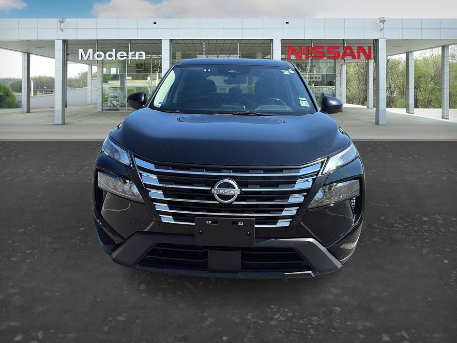Used 2025 Super Black Nissan SV image 8