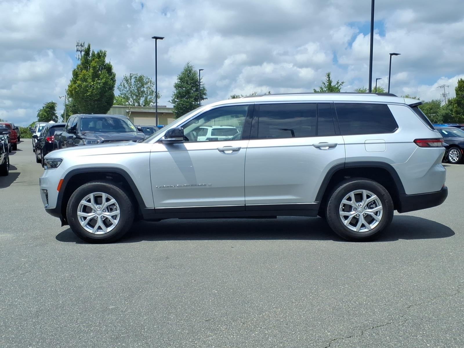 Used 2023 Silver Zynith Jeep Limited image 9