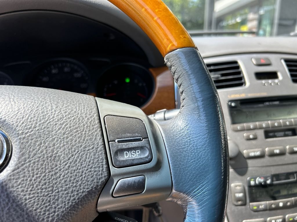 Used 2005  Lexus 330 image 14