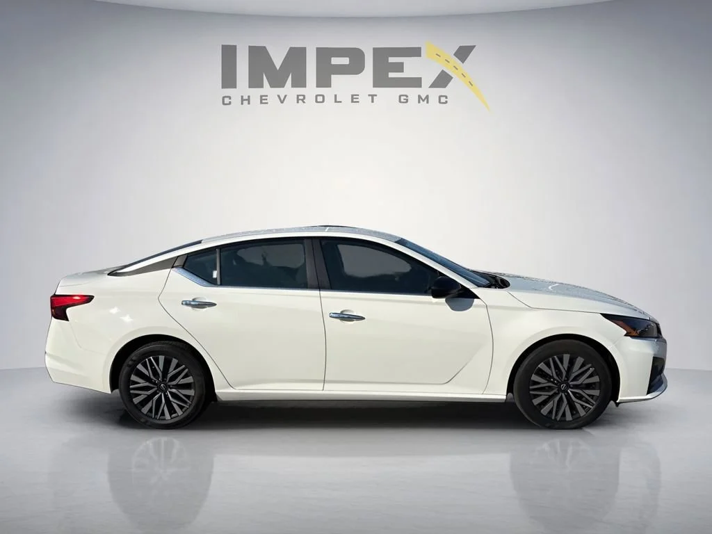 Used 2025 White Nissan SV image 6