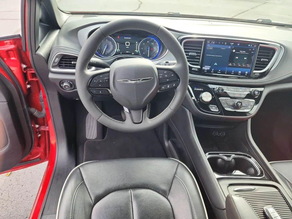 Used 2025 Red Chrysler Limited image 4
