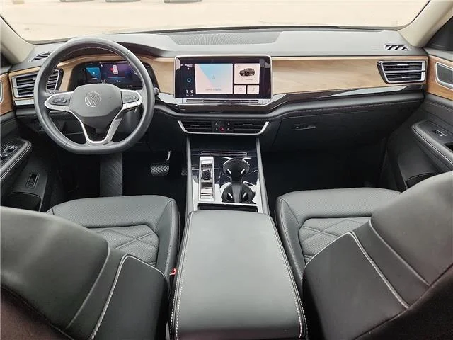 Used 2025 Platinum Gray Metallic Volkswagen 2.0T SE w/Technology Front-Wheel Drive image 10