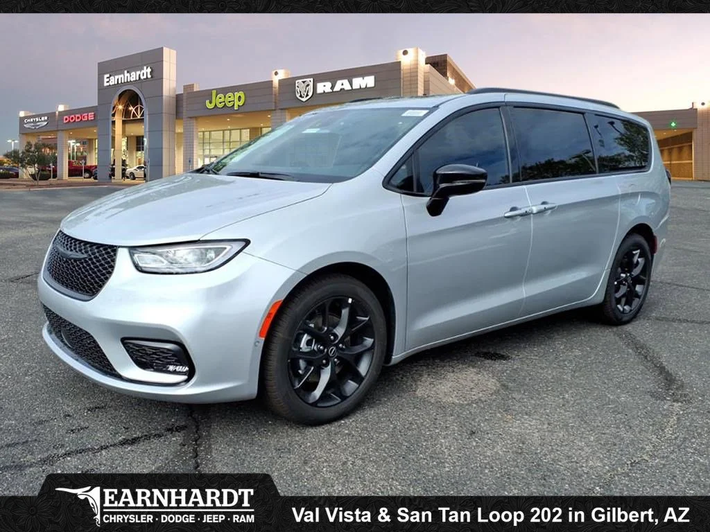 2026 Chrysler Pacifica Limited's photo