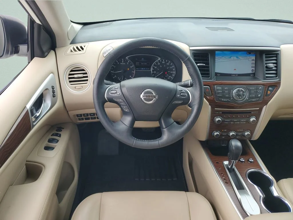 Used 2019 White Nissan Platinum image 12