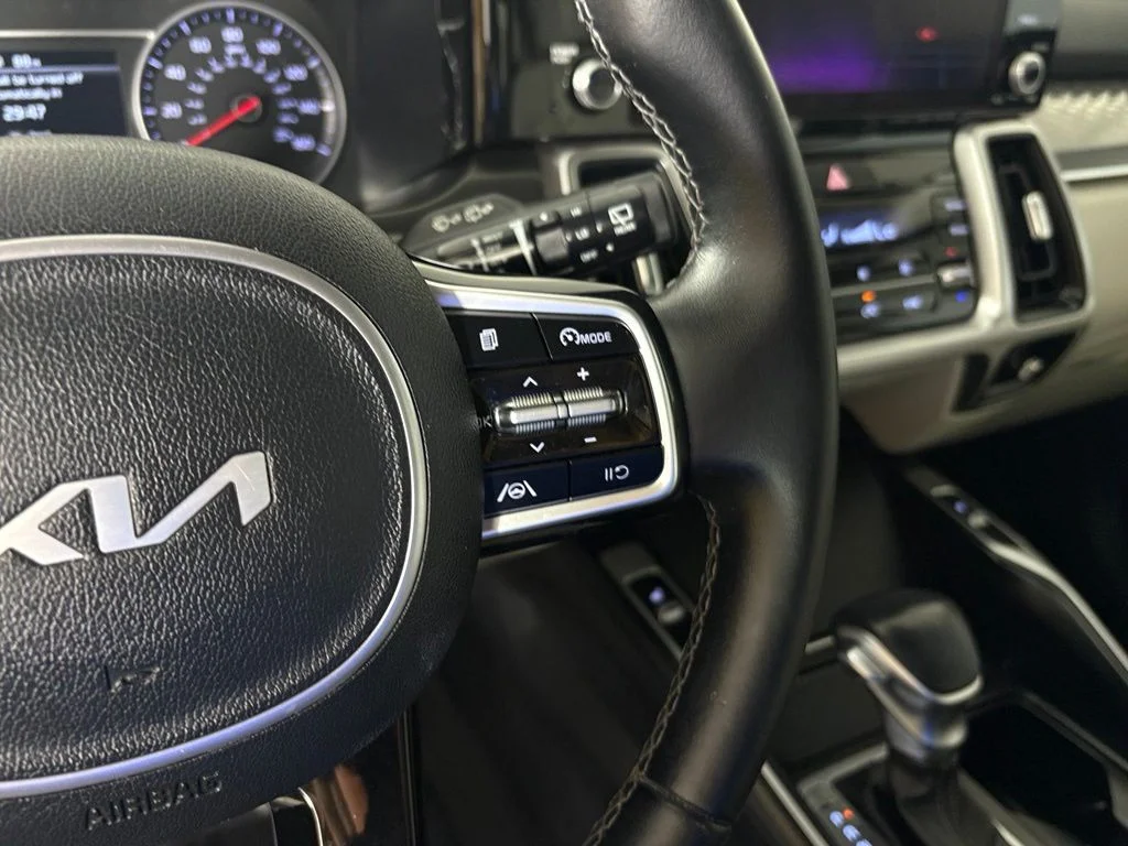 Used 2022 White Kia S image 23