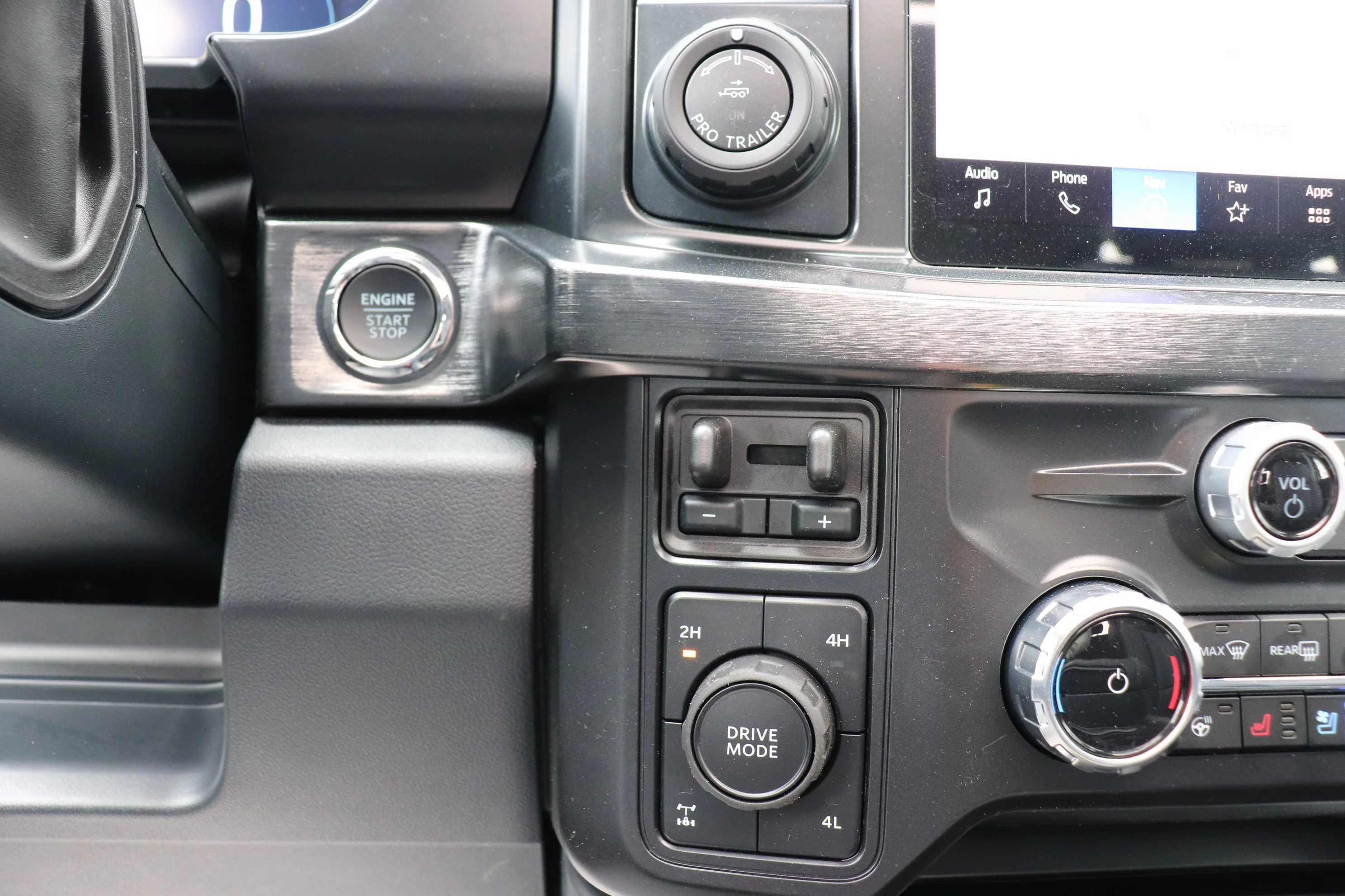 New 2026 CARBONIZED GREY METALLIC Ford LARIAT image 13